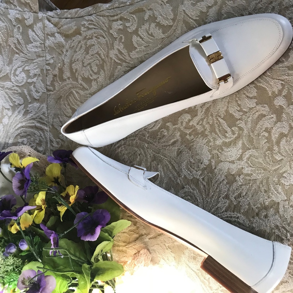 VINTAGE SALVATORE FERRAGAMO FLATS